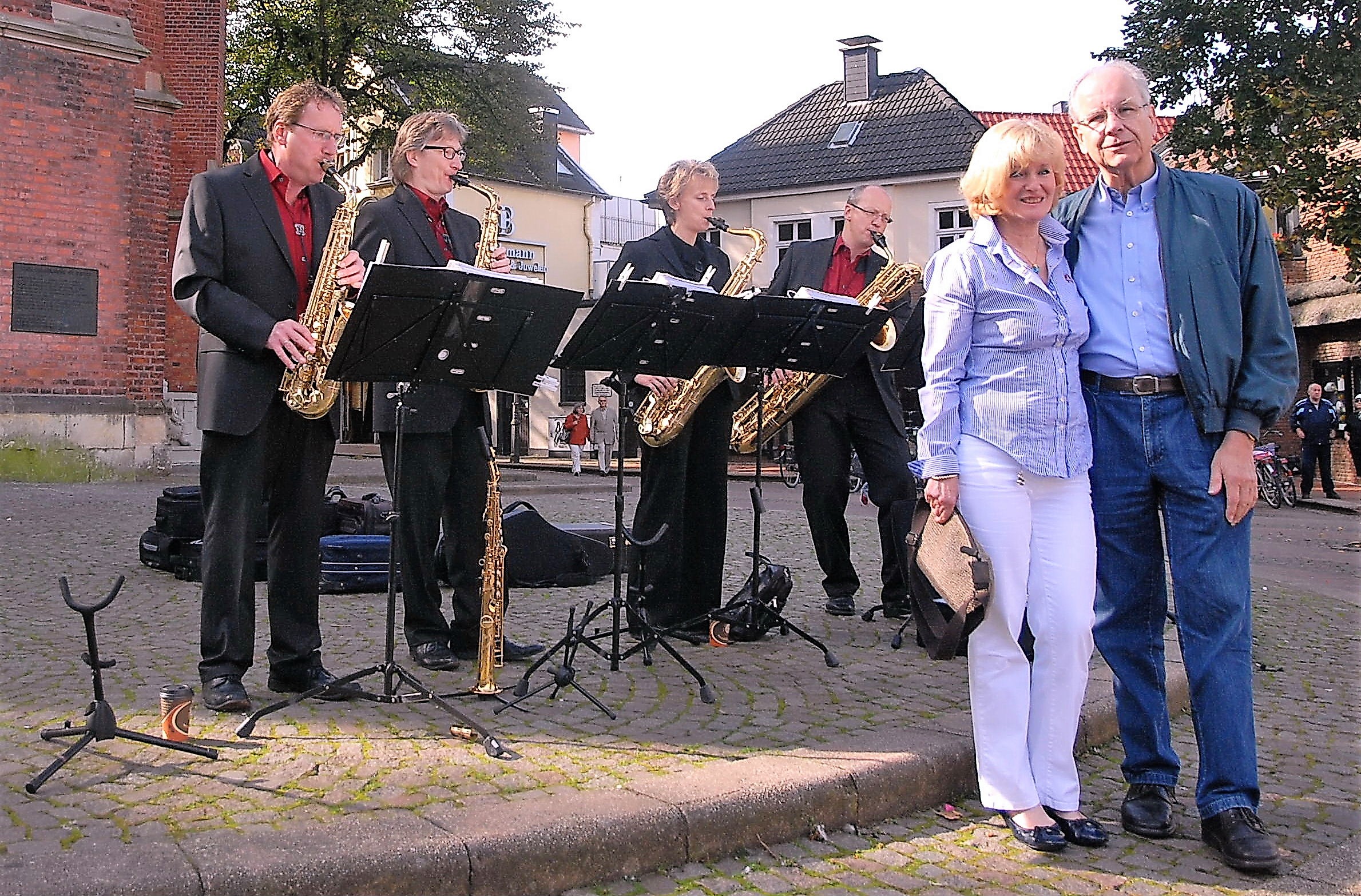 Eva und Horstfried Masthoff mit dem Pindakaas Saxophon Quartett, das zum 10jährigen Jubiläum der Stiftung auf dem Halterner Markt spielte.