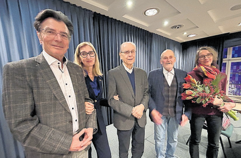 Die Kulturstiftung Masthoff bedankte sich unter Applaus
des Publikums für schöne sonntägliche Vorlesestunden.<br>
Von
links: Dr. Thomas Schmidt, Elisabeth Westermann und Dr.
Horstfried Masthoff von der Kulturstiftung sowie das Ehepaar Michael und Sabine van Ahlen.